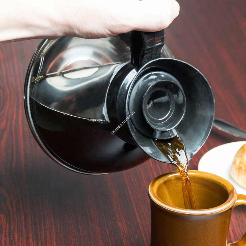 Bình đựng cà phê được rót ra ly để thưởng thức