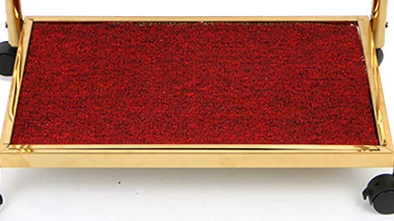 Mô tả thảm màu đỏ và khay chứa nước